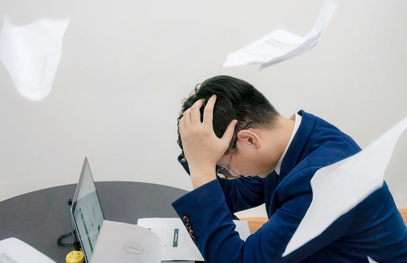 千庫網(wǎng)_煩躁的商務(wù)男士攝影圖_攝影圖編號68299