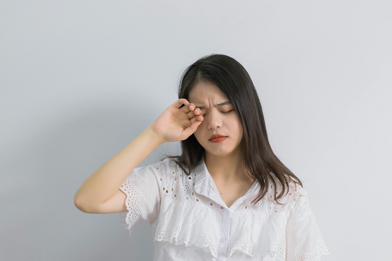 千庫網(wǎng)_感覺到眼睛痛的女孩_攝影圖編號(hào)131985