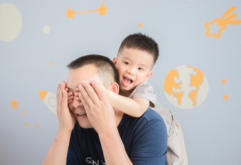 千庫網(wǎng)_蒙住爸爸眼睛的孩子_攝影圖編號(hào)117882